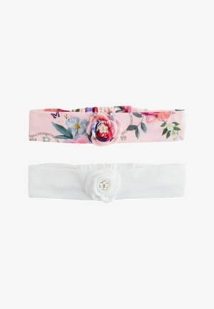 Zwei elastische Stoffstirnbänder, eines rosa mit Blumenmuster und eines einfarbig weiß, jeweils mit einer Stoffblume und einem kleinen "B"-Emblem in der Mitte.