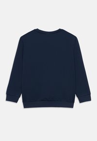 Μπλε σκούρο φούτερ με μακριά μανίκια, ριμπ μανσέτες, τελείωμα και στρογγυλή λαιμόκοψη, εμφανιζόμενο από πίσω σε λευκό φόντο.