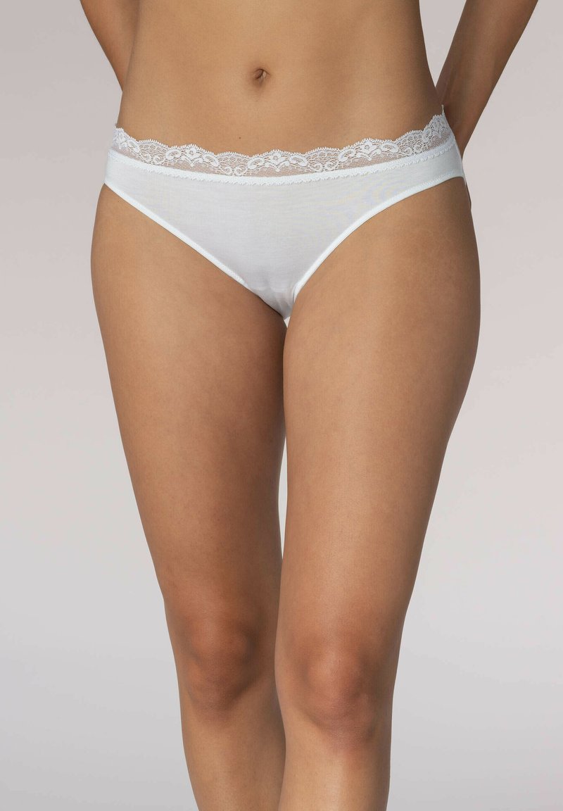 Tanga bianco in cotone con dettagli in pizzo in vita, caratterizzato da una texture liscia e una linea classica, progettato per comfort e vestibilità.