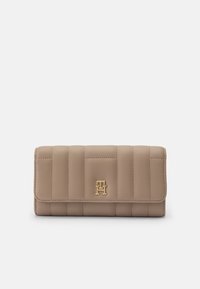 Tommy Hilfiger FEMININE FLAP - Denarnica - coastal taupe
