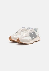 Zapatillas de correr beige y grises con parte superior de ante y malla, suela de goma y detalles texturizados. Collar y lengua ligeramente acolchados.
