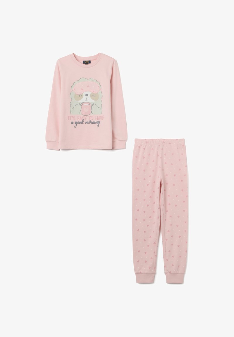 El conjunto de pijama rosa incluye una camiseta de manga larga con un personaje de dibujos animados y texto, y pantalones a juego con pequeños patrones de corazones. Tela suave.