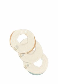 Tri kruhové detské podbradníky z mäkkej, textúrovanej látky, v jemných krémových a svetlých pastelových farbách, s viditeľnými štítkami na dvoch z nich.