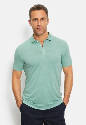Polo a maniche corte di colore verde chiaro, realizzato in tessuto strutturato. Presenta una chiusura a tre bottoni e una vestibilità leggermente rilassata.