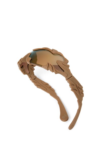 Lunettes de soleil marron avec monture sculptée à la texture semblable à des flammes et verres miroirs, vues de dessus et sous un angle latéral.