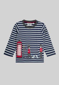 Tengeri kék és fehér csíkos hosszú ujjú ing, melyen két őr kutyákat sétáltat egy piros telefonfülke mellett, hímzett mintával.