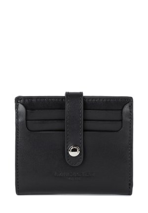 Portafoglio in pelle nera con più slot per carte, chiusura a scatto e marchio in rilievo. Texture liscia e forma rettangolare compatta.
