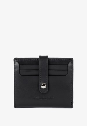 Portafoglio in pelle nera con più slot per carte, chiusura a scatto e marchio in rilievo. Texture liscia e forma rettangolare compatta.