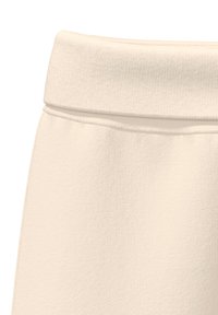 Weiße Baumwoll-Sweatpants mit einem gerippten Bund und einer weichen, strukturierten Oberfläche. Das Design enthält dezente Steppnähte entlang des Bundes.