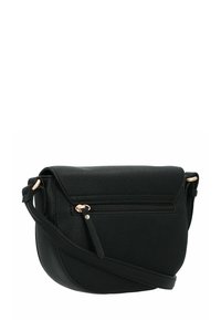 Bolso bandolera de cuero negro texturizado con bolsillo frontal con cremallera y correa ajustable, presentado sobre un fondo blanco.