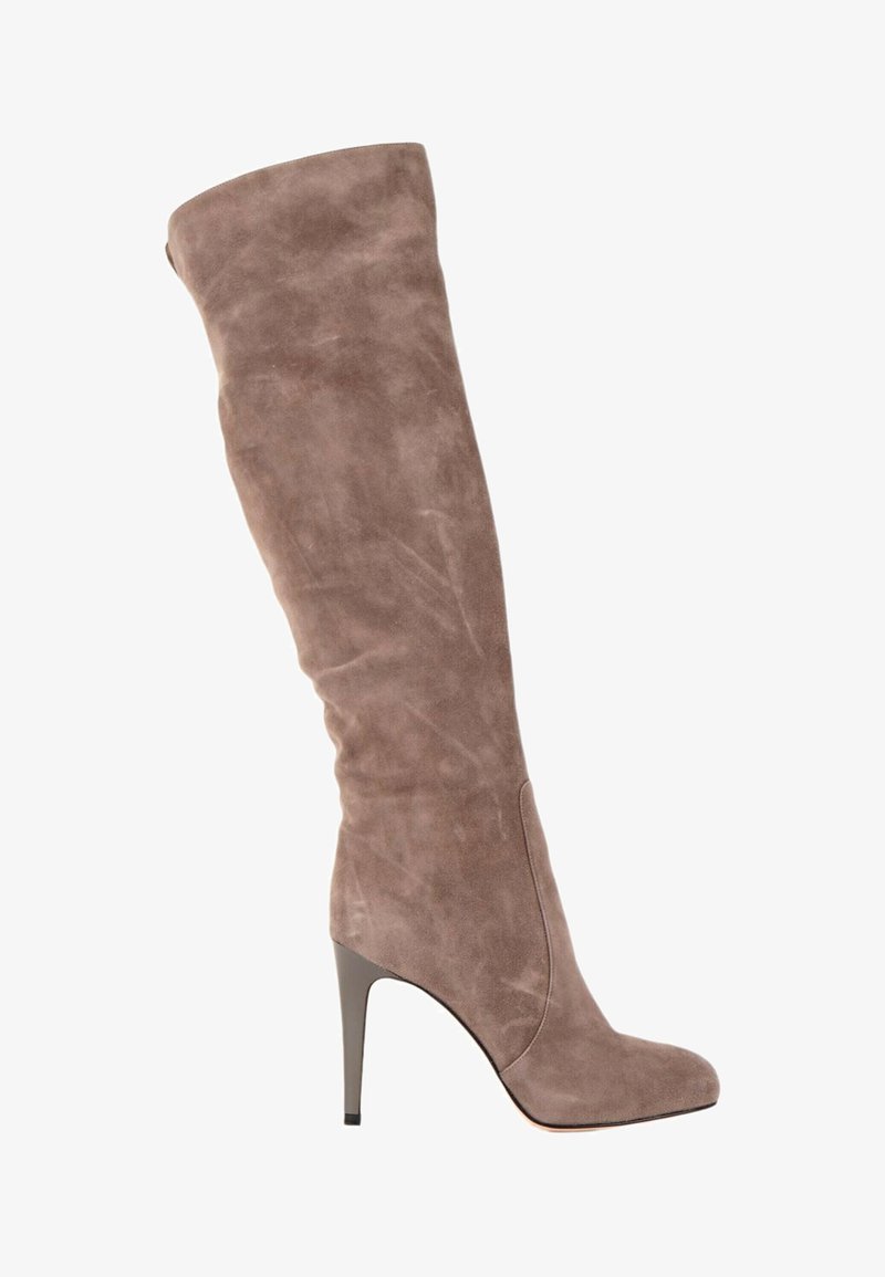 Botte haute femme en daim taupe montant au genou avec bout pointu et talon fin haut sur fond blanc.