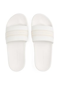 Hvide slidesandaler med to strukturerede hvide og beige stropper. Stropperne har præget branding. Blød, glat sål med en rund form.