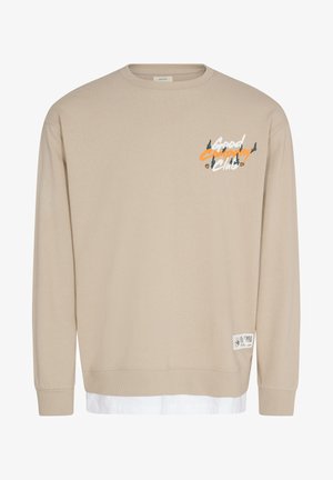 Sudadera beige de manga larga, con un estampado gráfico en blanco y naranja. Incluye una etiqueta con el logo en la parte inferior derecha.
