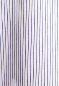 Tessuto bianco con sottili strisce verticali blu, caratterizzato da una consistenza liscia e una leggera lucentezza, ideale per abbigliamento formale o da ufficio.