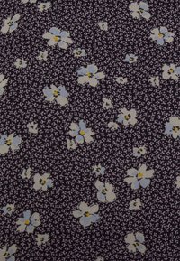 Tecido roxo escuro com um pequeno padrão de flores, apresentando flores azul claro e centros amarelos, sobre um fundo texturizado de pequenas formas rosadas.