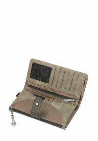 Cartera de cuero verde grisáceo con múltiples ranuras para tarjetas, compartimento con cremallera y una ventana transparente para identificación. Presenta un acabado suave y texturizado.