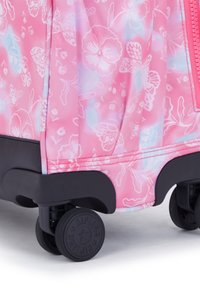 Resväska i rosa tyg med vita blommönster och fjärilar. Har en robust svart bas och fyra smidigt rullande hjul för enkel manövrerbarhet.