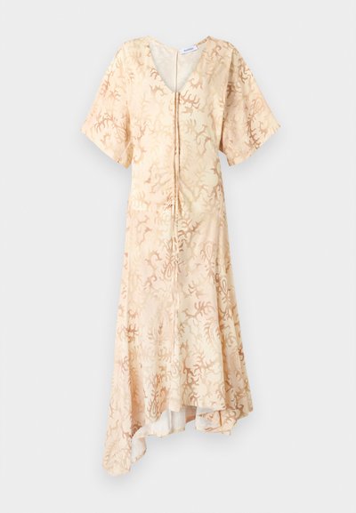 Robe à manches courtes, décolletée en V, en tissu beige clair avec un motif corail abstrait, dotée d'un boutonnage à l'avant et d'un ourlet asymétrique.