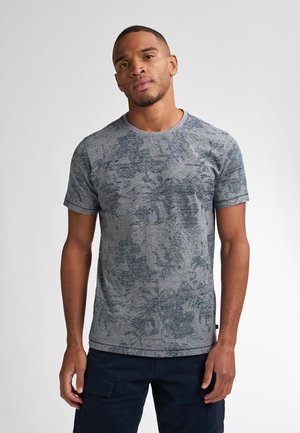 Camiseta gris de manga corta con un patrón abstracto texturizado en tonos más oscuros, cuello redondo y un diseño ajustado.