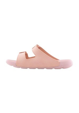 Lyserød sandal lavet af blødt materiale, med et slip-on design, der har udskæringer og en tekstureret sål for godt greb.