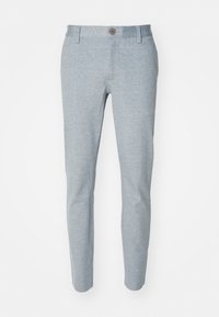 Jasnoniebieskie spodni wykonane z teksturowanej tkaniny, z zapięciem na guziki z przodu, szlufkami na pasek oraz slim fit.