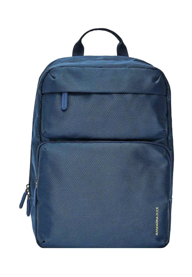 Zaino blu navy con superficie testurizzata e perforata, due scomparti con zip e una maniglia superiore. Presenta un dettaglio del logo dorato sul lato.