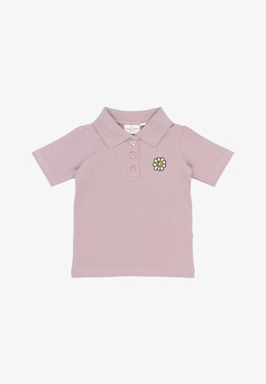 Világos rózsaszín pólóing, galléros nyakkal, három gombbal és hímzett sárga virágmintával a bal mellrészen.