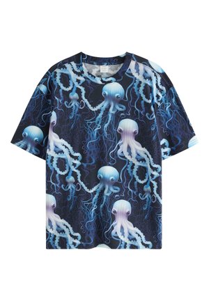 T-shirt med et altomfattende print af blå og lilla blæksprutter med tentakler på en mørk, undervandstema baggrund.