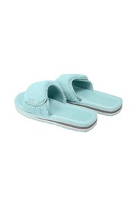 Niebieskie, puszyste kapcie z teksturowaną górą, otwartym noskiem, wyściełanymi paskami i wzorzystą wkładką. Gruba podeszwa z szarymi akcentami.