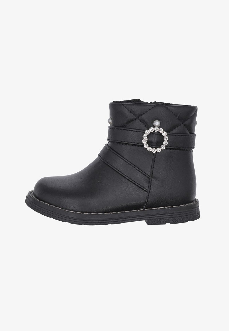 Bottine noire à cheville avec dessus matelassé, boucle ronde décorative en strass, accents de perles et semelle cousue sur fond blanc.