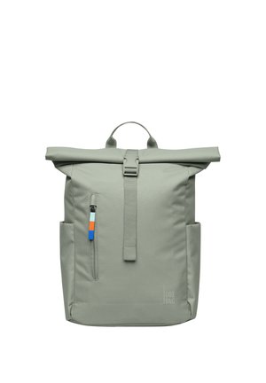 Jasnoszary plecak z otwieranym na rolkę górnym zamknięciem, przednią kieszenią na zamek, bocznymi kieszeniami, zapięciem na sprzączkę i małym kolorowym suwakiem.