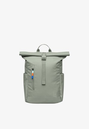 Zaino grigio chiaro con chiusura a rotolo, tasca frontale con cerniera, tasche laterali, chiusura con fibbia a cinturino e una piccola cerniera multicolore.