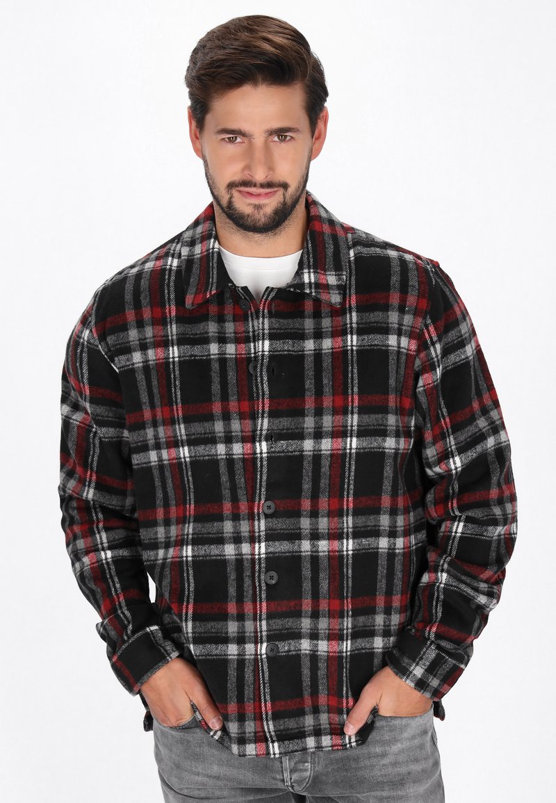 Svart och röd rutiga flanelljacka med grå detaljer, med knapplist fram och spridd krage. Mjuk textur, långa ärmar och sidofickor.