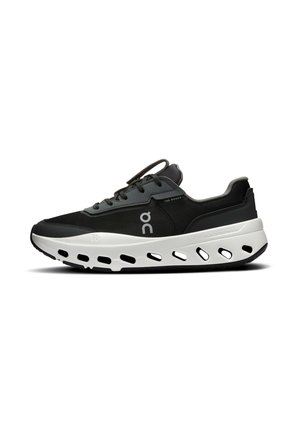 Schwarzer und grauer Sportschuh mit weißer Sohle, mit Belüftungslöchern und Schnürverschluss, bezeichnet mit "The Roger" und "Cloudnova Space."