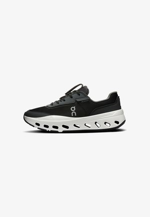 Chaussure de sport noire et grise avec semelle blanche, dotée de trous de ventilation et fermeture à lacets, étiquetée "The Roger" et "Cloudnova Space."