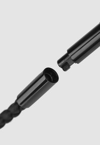 Schwarzes geflochtenes Band mit glänzenden schwarzen Metallsteckverbindern an jedem Ende, mit einer glatten Oberfläche und einer zylindrischen Form für eine sichere Befestigung.