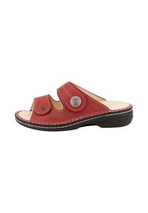 Sandale en cuir rouge à bout ouvert avec deux sangles réglables et un bouton métallique décoratif sur une semelle noire coussinée.