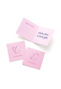 Rožinė sveikinimo atvirukų rinkinys su drugelio dizainu, ant kurio sidabru spausdinta "GLANZVOLL". Atvirukas atidarytas, viduje yra rašytinis tekstas mėlyna spalva.