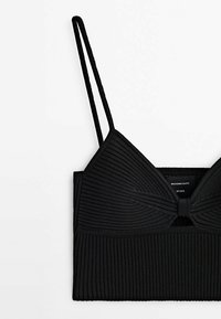 Top court noir à côtes avec bretelles fines ajustables et un détail de nœud central à l'avant, présentant une finition en tissu texturé.