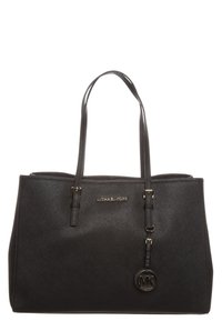 Borsa tote in pelle sintetica nera con due manici superiori, accessori in oro e un charm rotondo con il logo MK. Caratterizzata da un design strutturato e una finitura testurizzata.