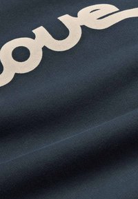 Tessuto blu navy con una superficie liscia decorato con la parola "amore" in caratteri stilizzati di colore crema.