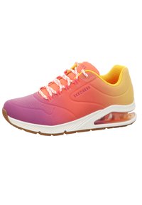 Sneaker leggera Skechers con design in gradiente rosa e arancione, superiore in rete traspirante, colletto imbottito e suola ad aria ammortizzata.