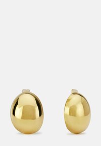Złote kolczyki w kształcie kopuły z polerowaną, odblaskową powierzchnią. Okrągły kształt i subtelny detal zapięcia u góry. Gładka tekstura bez zdobień.
