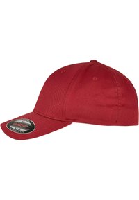 Casquette de baseball en coton rouge avec une visière incurvée, dotée d'un tissu texturé et d'une sangle ajustable. Comprend une étiquette "Flexfit" à l'avant.