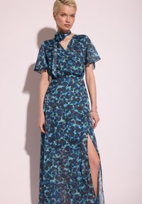 Maxi sukienka w niebiesko-czarny abstrakcyjny wzór, wykonana z lekkiego materiału, z krótkimi falbaniastymi rękawami i rozcięciem do ud.