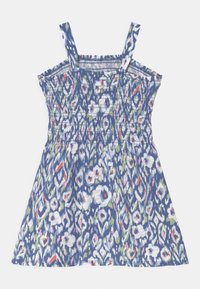 Sukienka w kwiatowy wzór z marszczonym biustem, kwadratowymi ramiączkami i rozkloszowanym dołem. Materiały charakteryzują się granatowym tłem z różnymi kolorami i fakturami.