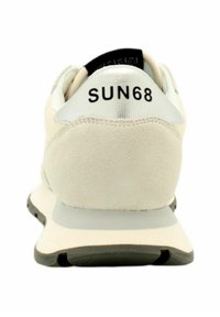 Sneaker mit einem Obermaterial aus cremefarbenem Wildleder, weißem Mesh und schwarzem Logo "SUN68" an der Ferse. Verfügt über eine hellgraue Gummisohle und ein elegantes Design.