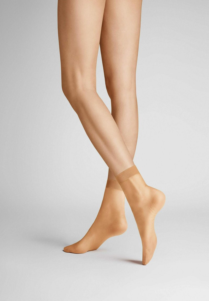 Durchsichtige Nylon-Socken in Tan mit einem transparenten Finish. Sie verfügen über eine glatte Textur und ein verstärktes Band um den Knöchel.