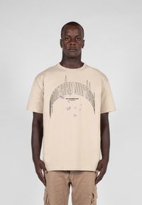 MJ Gonzales METAMORPHOSE - Apdrukāts T-krekls - wet sand