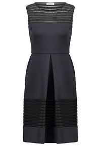 Robe noire sans manches avec un paneau en dentelle texturé en haut et un devant plissé. Tissu lisse avec des bandes horizontales en bas.